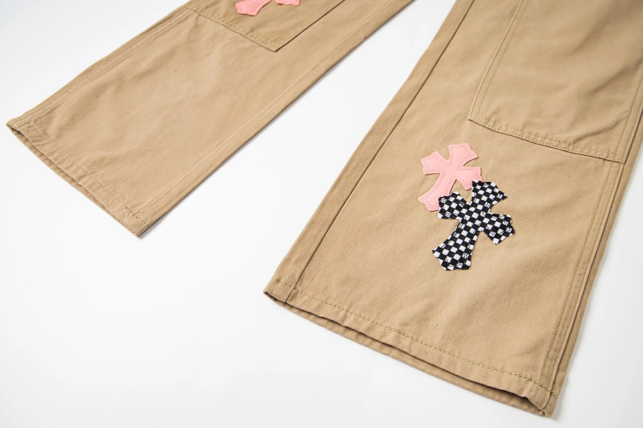 P260 Chrome Hearts Cherry Blossom Pink Leather and Wooden Spliced ​​Washed Jeans Authentically restore the ultimate vintage texture. Three-dimensional version. Loose and comfortable, not picky about the figure. Makes taller and slimmer. Factory-made. Original factory quality control. Same style for men and women. Can be matched with couples. Versatile recommendation. Must-have jeans for all seasons. Fashionistas have been disappointed. The quality selection of fabrics, the tailoring of details, and the matching of patterns are all impeccable! The upper body is so handsome when worn...it can be easily worn by men, women and children! The craftsmanship is made of heavy-duty washed pure cotton denim fabric. After washing, it is soft and thick. It is very stylish when worn on the body. Style number: 1758# (the same jacket is available) Color: Khaki Size: 28 30 32 34
